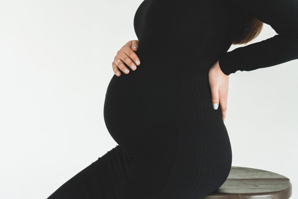 ¿Te duele la espalda durante el embarazo? Conoce las causas del dolor lumbar y cómo tratarlo