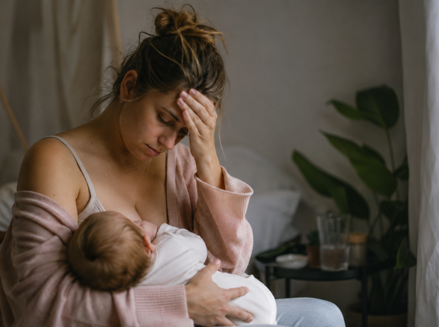 madre en posparto reflexionando sobre la lactancia y la culpa materna